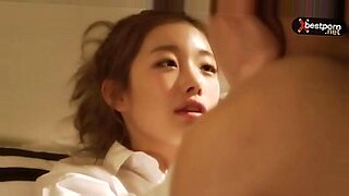 Koreaans schoolmeisje schittert in een hete video met een schoolthema.