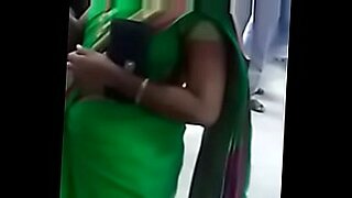 Tamilska ciocia zmysłowo unosi swoją sari, odsłaniając swoje krągłości.