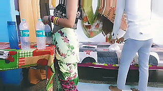 MILF bhabhi verleidt met sensuele strip en orale seks