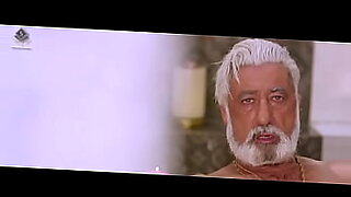 Escenas ardientes de Shakti Kapoor en una película erótica.