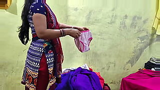 Video Hindi sensual yang menampilkan gaun yang menakjubkan dan seks yang penuh gairah.