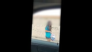 Une jeune fille latine est surprise par un homme âgé dans la rue.