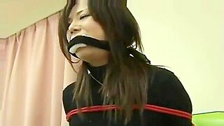 아시아 미녀들이 핫한 BDSM 쓰리썸에서 구속되고 재갈을 물립니다