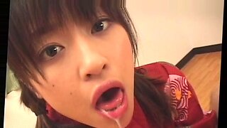 Japońska nastolatka bierze spermę na twarz i do bukkake w środku.