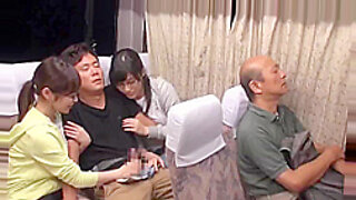 Mao Kura dan Kurata Mao memberikan handjob POV yang penuh gairah.