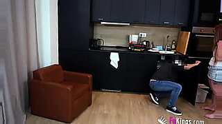 Sela Meriが魅惑的なオールインワンビデオで誘惑的なショーケースを見せる。