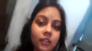 A beleza indiana provoca com seus grandes seios durante uma chamada de vídeo de Wapp.