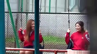 Dos chicas asiáticas salvajes se liberan al aire libre en HD.