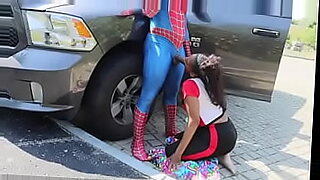 Homem aranha se envolve em uma aventura sexual selvagem com um ladrão sedutor.