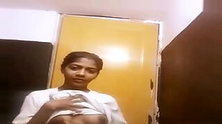 Nowrin, uma deslumbrante beleza bangladeshi, provoca com seus seios grandes em um show de webcam solo.