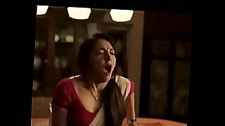 Oszałamiająca aktorka Kiara Advani angażuje się w gorące, zmysłowe spotkanie.