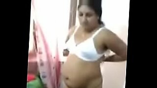 Cô dì Kerala thỏa mãn trong tình dục đam mê