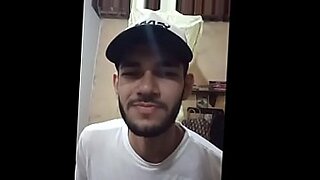 Vídeo com legenda hindi mostrando conteúdo explícito e atualizações de status.