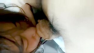 طالب آسيوي لطيف يتلقى فمه مليئًا بالسائل المنوي بعد الجنس.