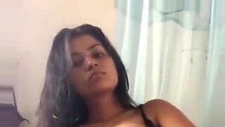 Beleza punjabi curvilínea explora seu corpo