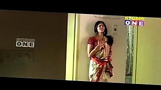 Indiase schoonheid Anjali Arora geniet van een verleidelijke 14 minuten durende MMS-sessie.