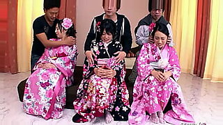 Japońska trójka uroczych młodych nastolatków bierze udział w dzikiej orgii z owłosioną zabawą cipkami.