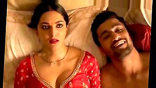 印度女演员Kareena Kapoor参与了一场热辣的女同性恋行动。