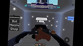 K y su pareja se entregan a una seductora escena de sexo Roblox.