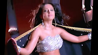 Kecantikan India mengeksplorasi fantasi liar dalam video XXX.