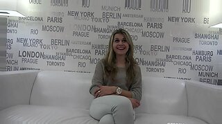 Nikola, une adolescente blonde, se salit dans une vidéo de casting hardcore.