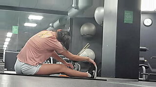 Fitness dziewczyny szaleją na siłowni