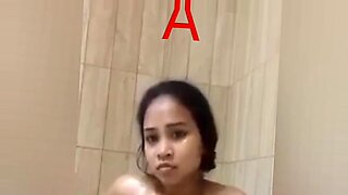 Belleza desi lava sus grandes tetas en el baño