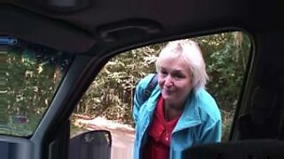 Starsza kobieta spełnia swoje pragnienia podczas gorącego seksu w samochodzie.