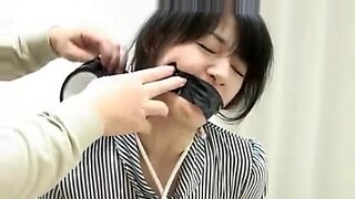 Beauté japonaise attachée en bondage rétro