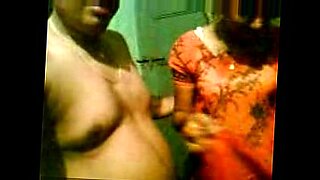 Sensuele Apo Biswas plaagt en behaagt in een XXX video.