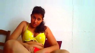 Amantes distantes provocam uma a outra com erotismo na webcam.