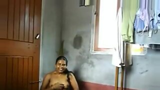 Une milf desi avec de gros seins devient coquine devant la caméra