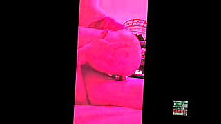 Uma jovem mulher exibe suas curvas em um moleque rosa.