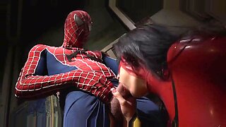 スパイダーテーマの男が、激しいセックスを楽しむブルネットの熟女を沈黙させる。