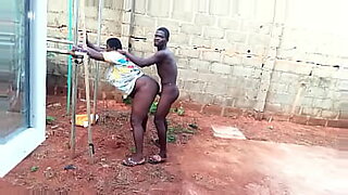 Le fils de Monar explore le BDSM avec sa petite amie dominatrice.