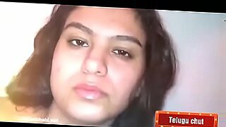 Una focosa ragazza telugu mostra il suo abbondante seno.