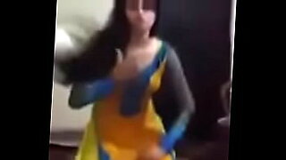 Dua gadis Punjabi berbagi kenikmatan oral dalam pertemuan MMS.