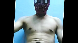 Een in een spinnenkostuum geklede superheld houdt zich bezig met hete seksuele ontmoetingen.