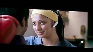 Simran, si cantik Tamil yang sensual, tampil dalam pertunjukan XXX yang panas.
