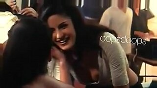 El video XXX de Katrina Kaif presenta a una sensual diosa Desi en exhibición erótica.