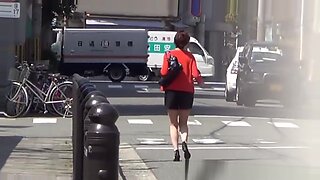 日本の美女たちは、公共の場でおしっこをしたり、遊んだりします。