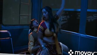 Một bà mẹ Ấn Độ quyến rũ với vòng ngực to trên xe buýt.