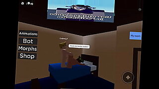 Drei Mädchen spielen in einem heißen Roblox-Porno mit lesbischen Begegnungen miteinander.