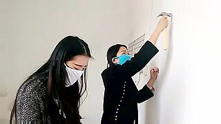 일본 여성 지배자가 BDSM 장난감과 타이트한 마스크로 지배합니다.