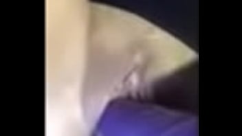 Ein in Tweed gekleideter Penis wird vor der Kamera frech.