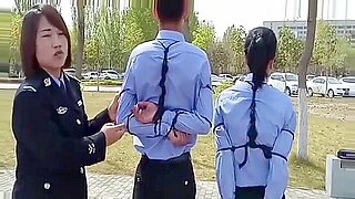 Un grupo japonés tiene sexo con una morena en un encuentro BDSM al aire libre.