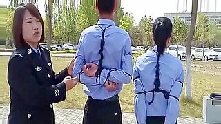 Een Japanse groep touwt een brunette in een buiten BDSM-ontmoeting.