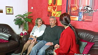 Une grand-mère allemande rejoint un couple échangiste pour un trio avec deux filles qui montrent ses désirs pervers.