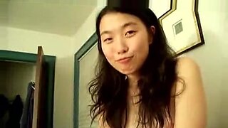 Une étudiante asiatique devient coquine avec son partenaire lors d'une session chaude.