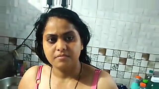 Pertemuan panas tante Bengali dalam video XXX desa yang menggairahkan.